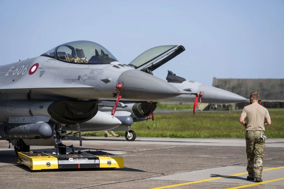 Danish F-16 towed by a Mototok LB-Series