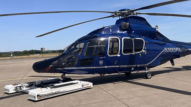 Mototok Alligator tows an Eurocopter EC145