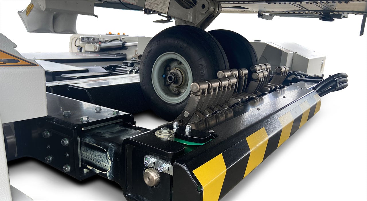 Mototok-Alligator-clamping-the-nose-gear