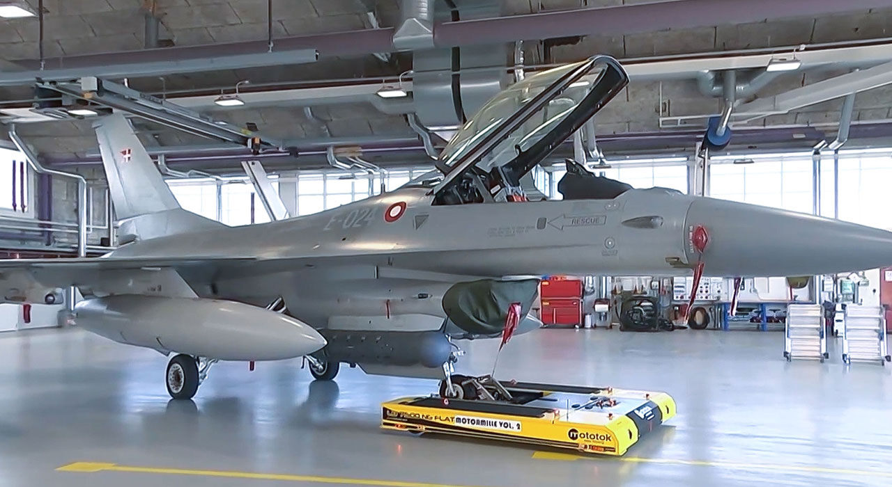 Mototok LB 7500 maneuvers a F16