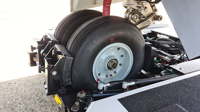 Mototok LB Series: Loading the nose gear of a Casa