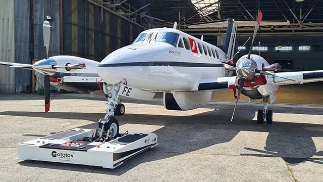 Mototok M528 with a Beech B200 Super King Air