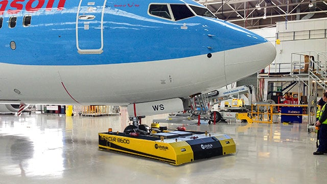Mototok Spacer 8600 maneuvers a Boeing 737