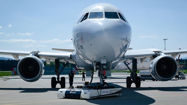Mototok Spacer 8600 MA with an Airbus A320.