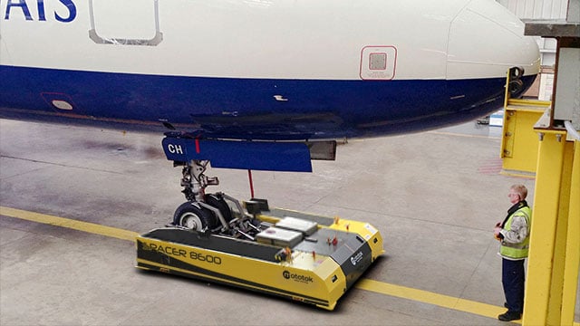 Mototok Spacer 8600 hangaring an Airbus A320