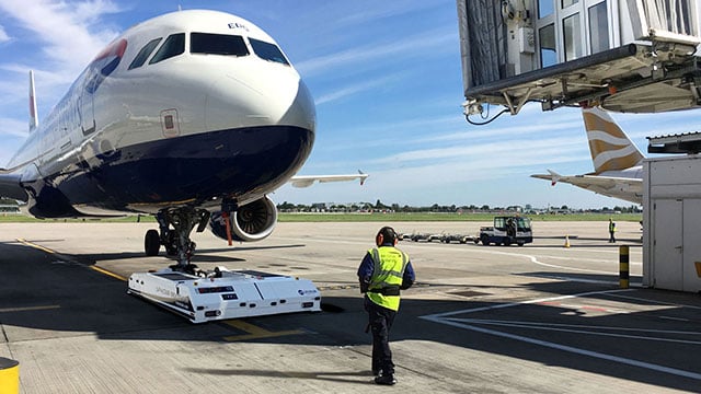 Mototok Spacer 8600 NG with an Airbus A320