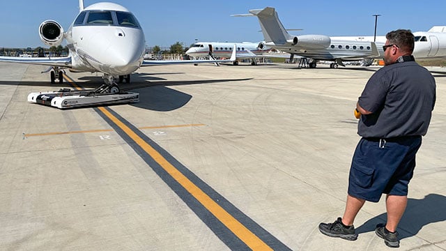 Mototok TWIN 7500NG shows its maneuverability with a Gulfstream