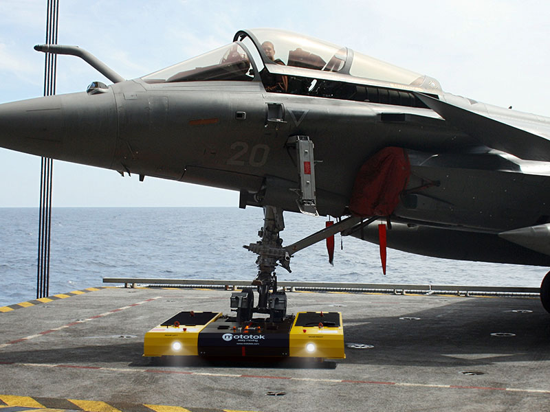 LB7500-NG-Flugzeugtraeger-Fighter_800x600