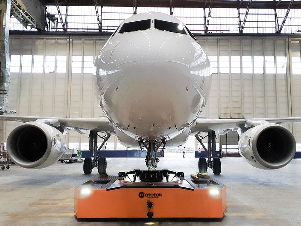 Spacer 200 moves an Airbus 318 in a Hangar