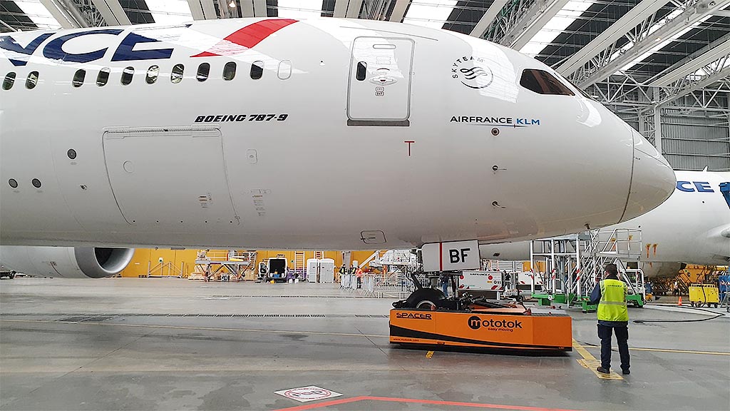 Spacer 200 tows a Boeing 787-9