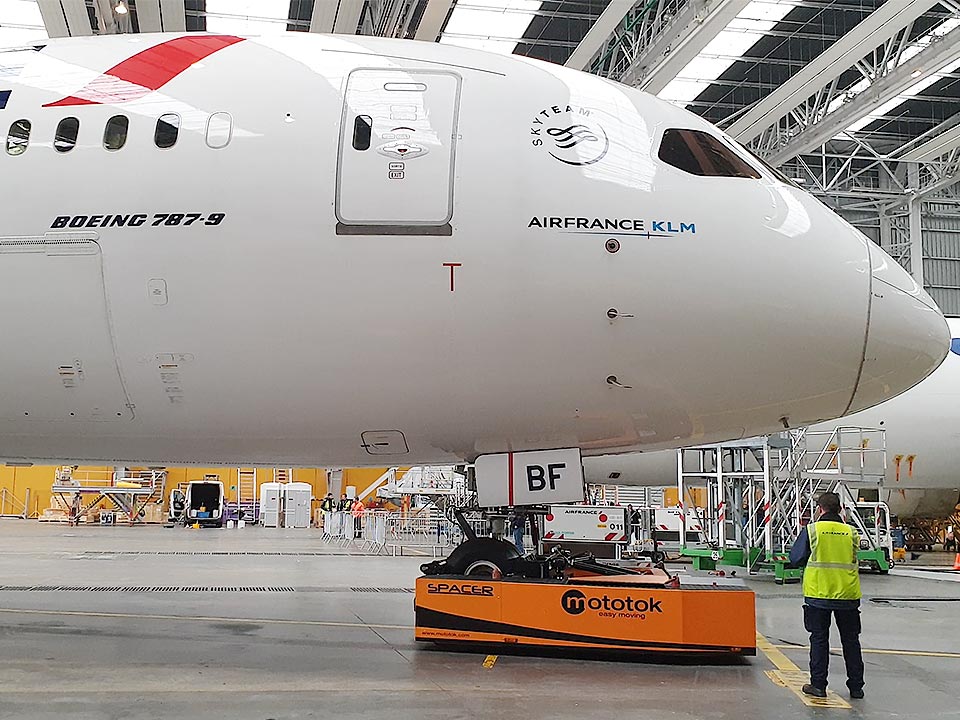 Spacer 200 moves a Boeing 787 in a Hangar