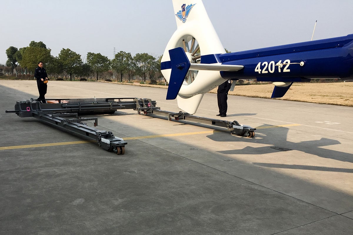 Loading a skidded helicopter with the Mototok Helimo