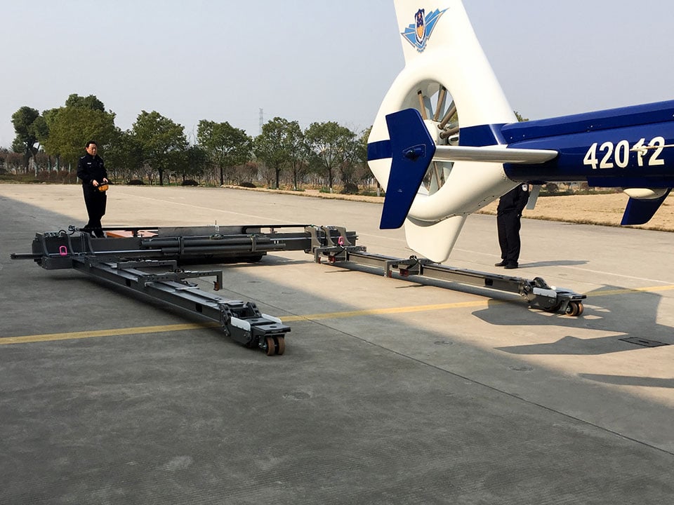 Loading a skidded helicopter with the Mototok Helimo
