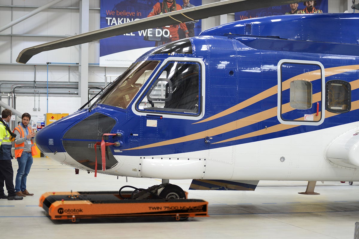 Mototok TWIN 7500 moves a Sikorsky S92