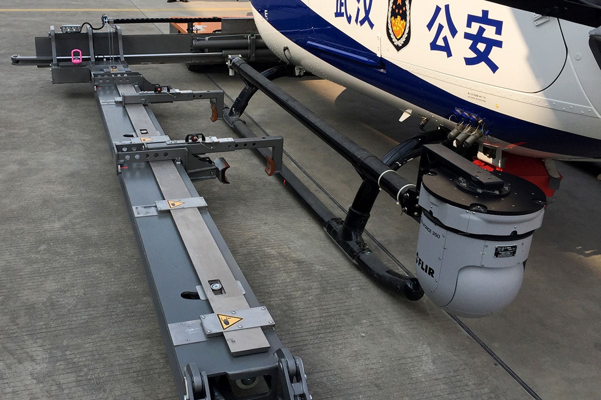 Mototok Helimo clamps the skids either from the inside or the outside
