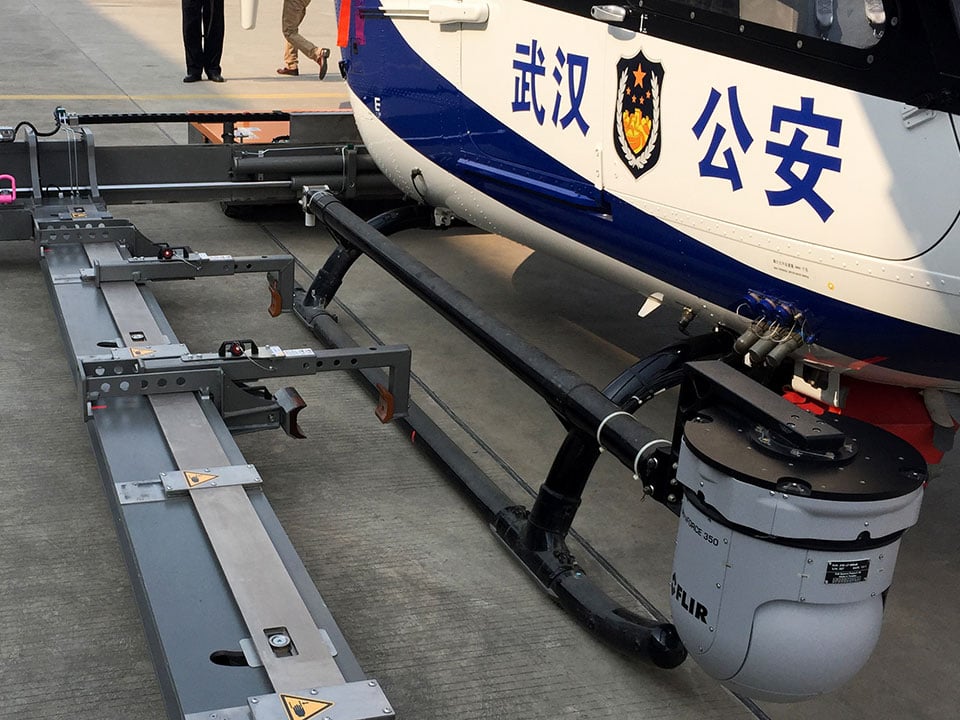 Mototok Helimo clamps the skids either from the inside or the outside