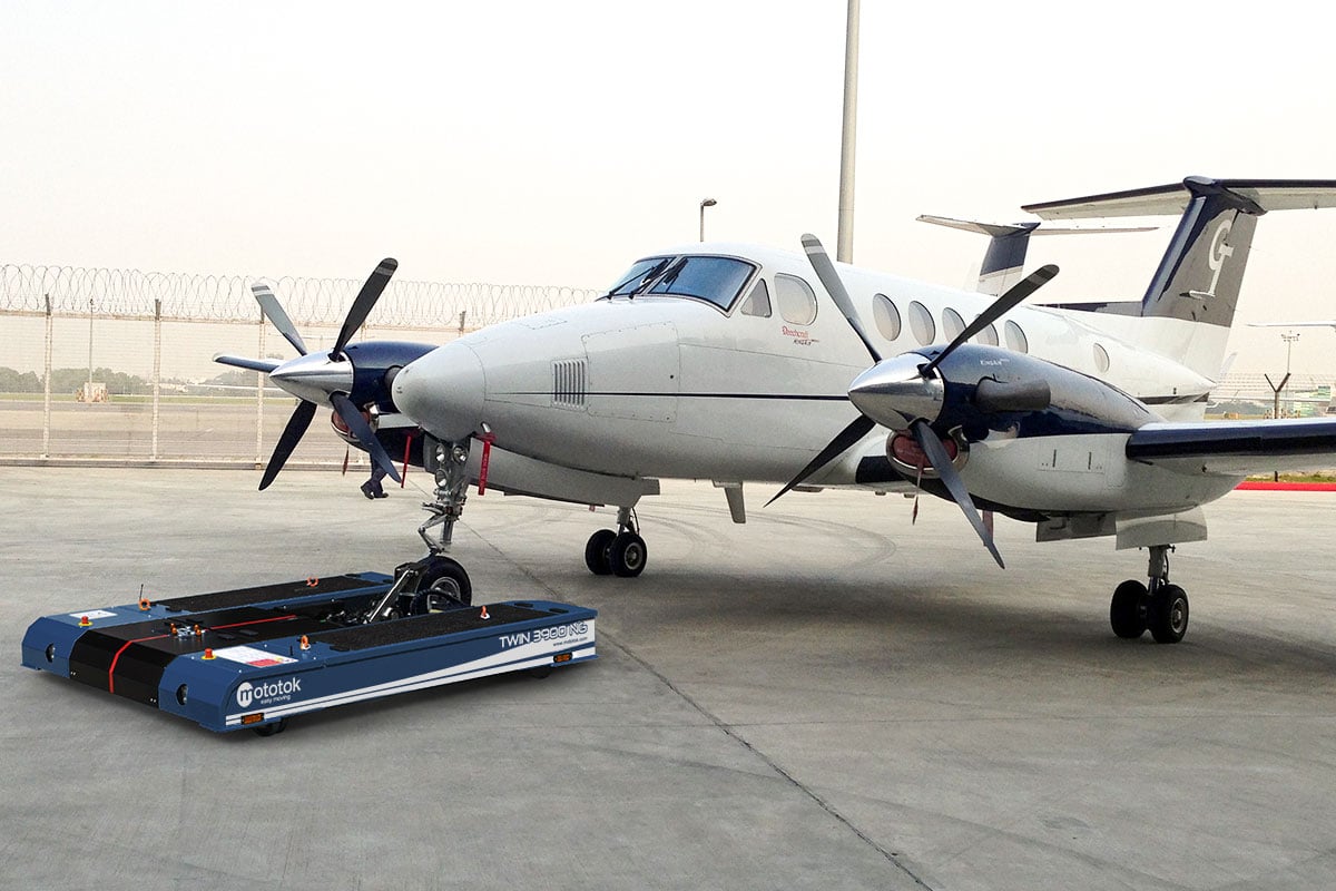 Mototok TWIN 3900 tows a Hawker Beechcraft Super King Air 200