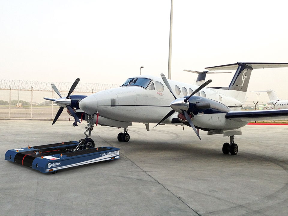 Mototok TWIN 3900 tows a Hawker Beechcraft Super King Air 200