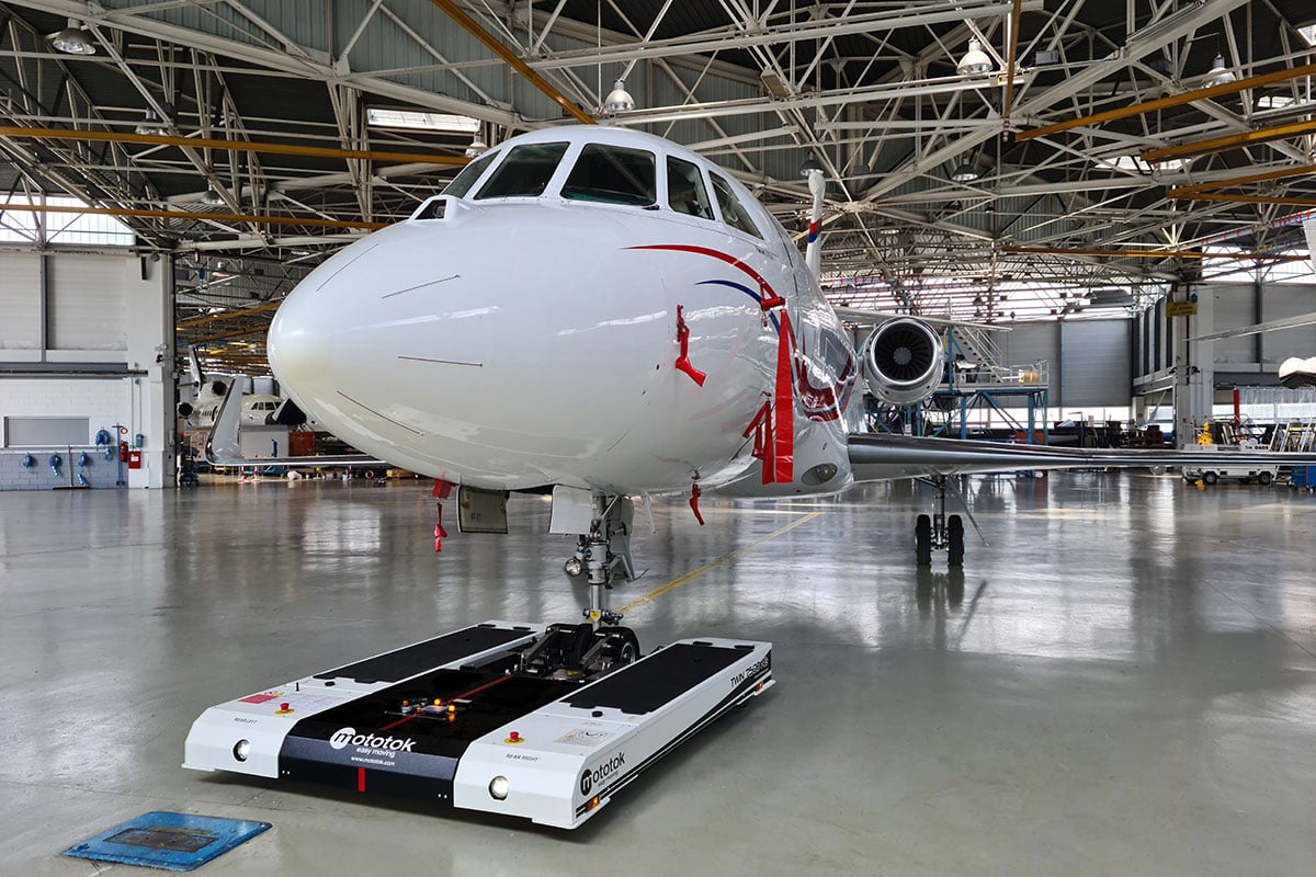 Mototok TWIN 7500 moves a Dassault Falcon