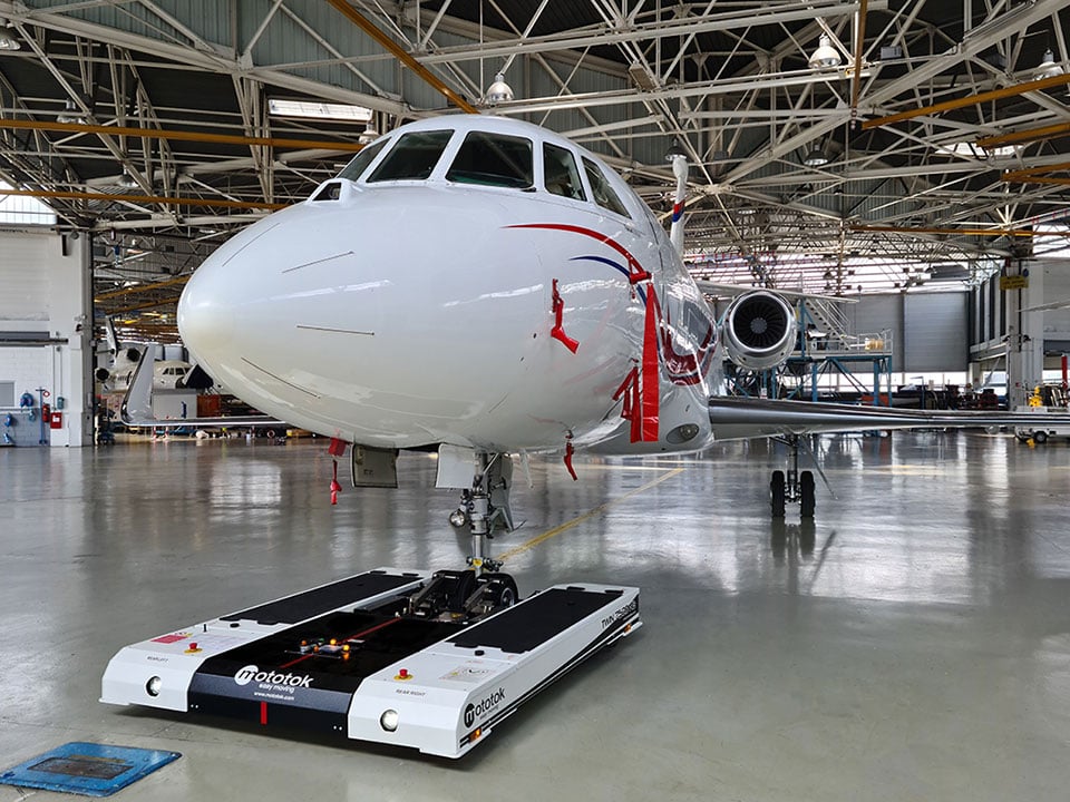 Mototok TWIN 7500 moves a Dassault Falcon