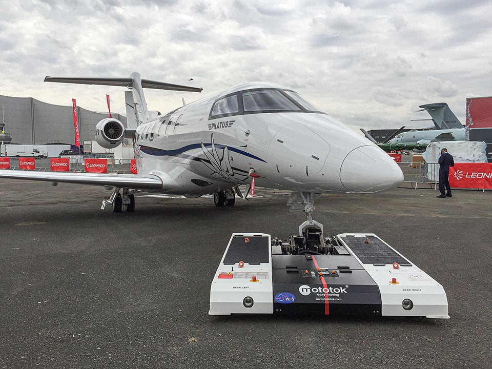 Mototok Twin moves a Pilatus