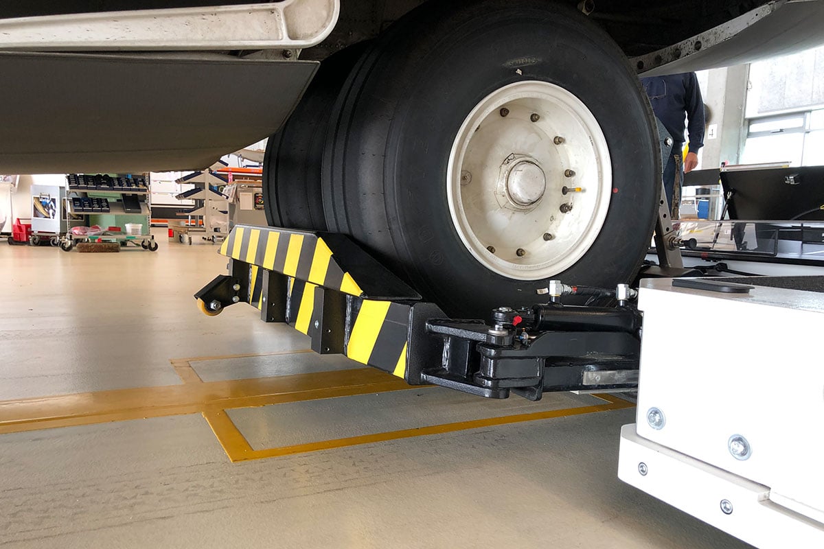Nosegear of a Hercules C130 lifted by Mototok TWIN Wide 14
