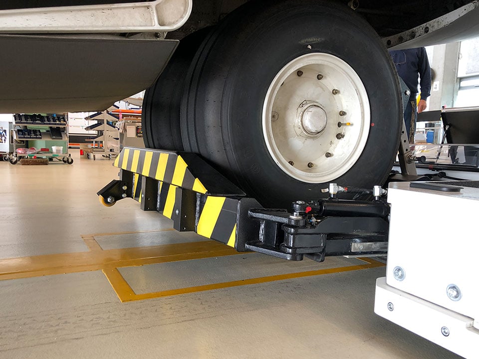 Nosegear of a Hercules C130 lifted by Mototok TWIN Wide 14