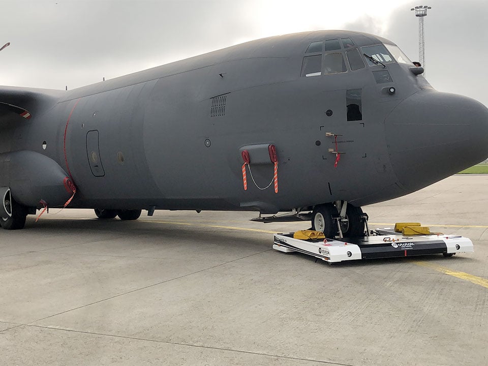 Mototok TWIN Wide tows a Hercules C130