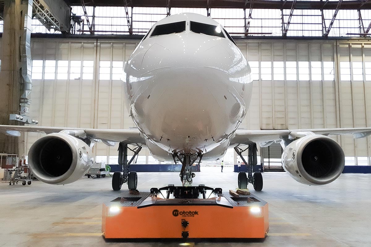Spacer 200 moves an Airbus 318 in a Hangar