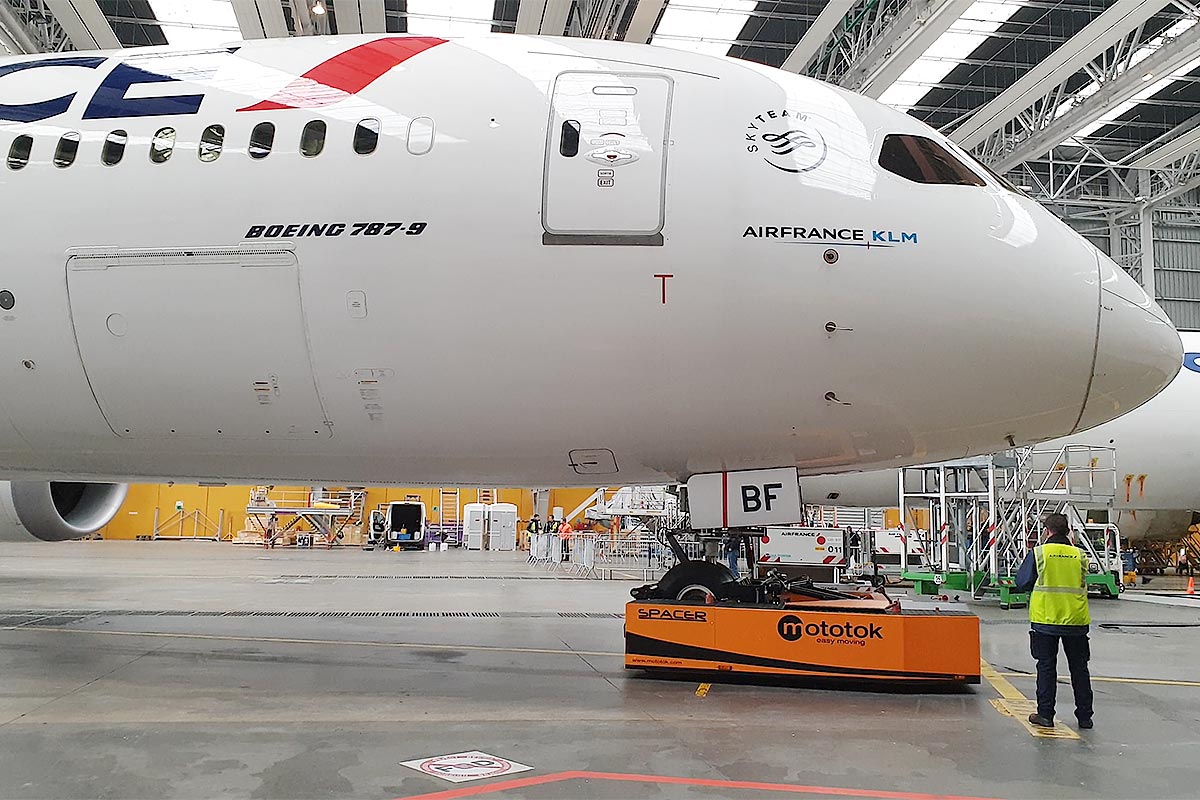 Spacer 200 moves a Boeing 787 in a Hangar