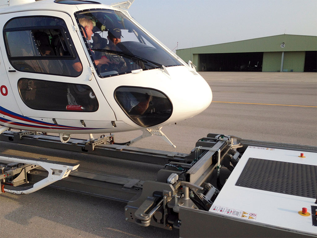 Moving the helicopter from inside with Mototok Helimo