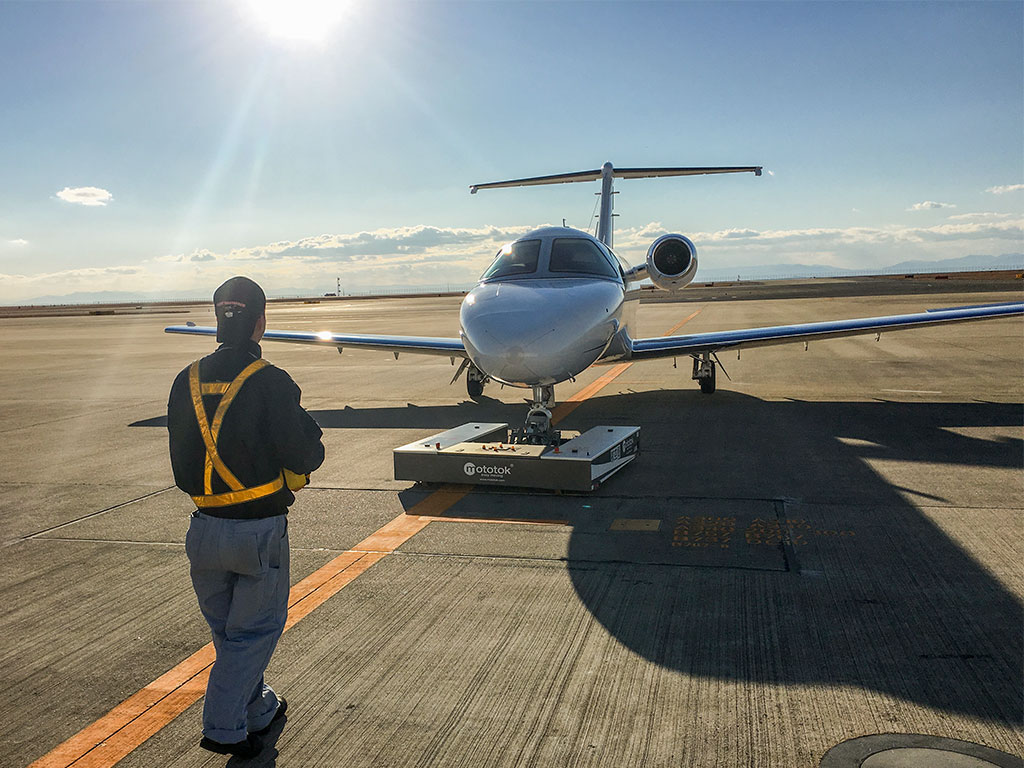 Mototok M tows a Cessna Citation