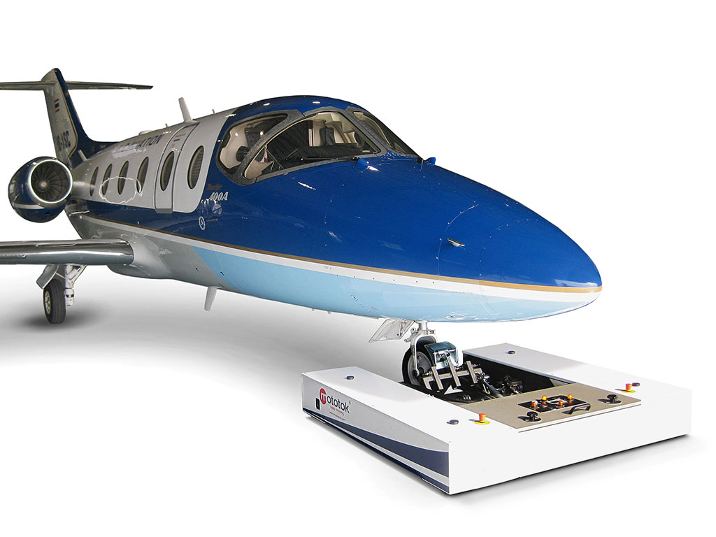 Mototok M tows a Hawker Beechcraft