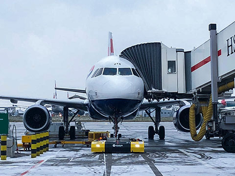 SPACER 8600 with an A320 at Heathrow T5 on winter conditions