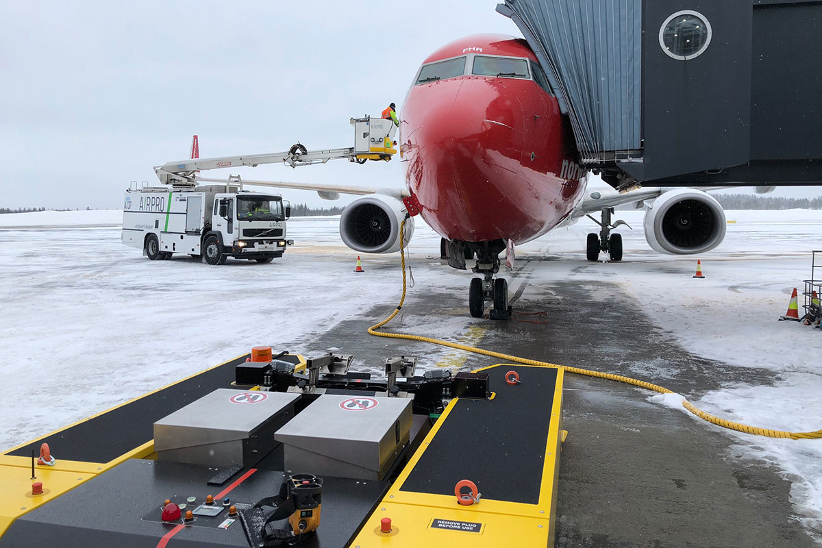 SPACER 8600 waits for Pushback whilst De-icing