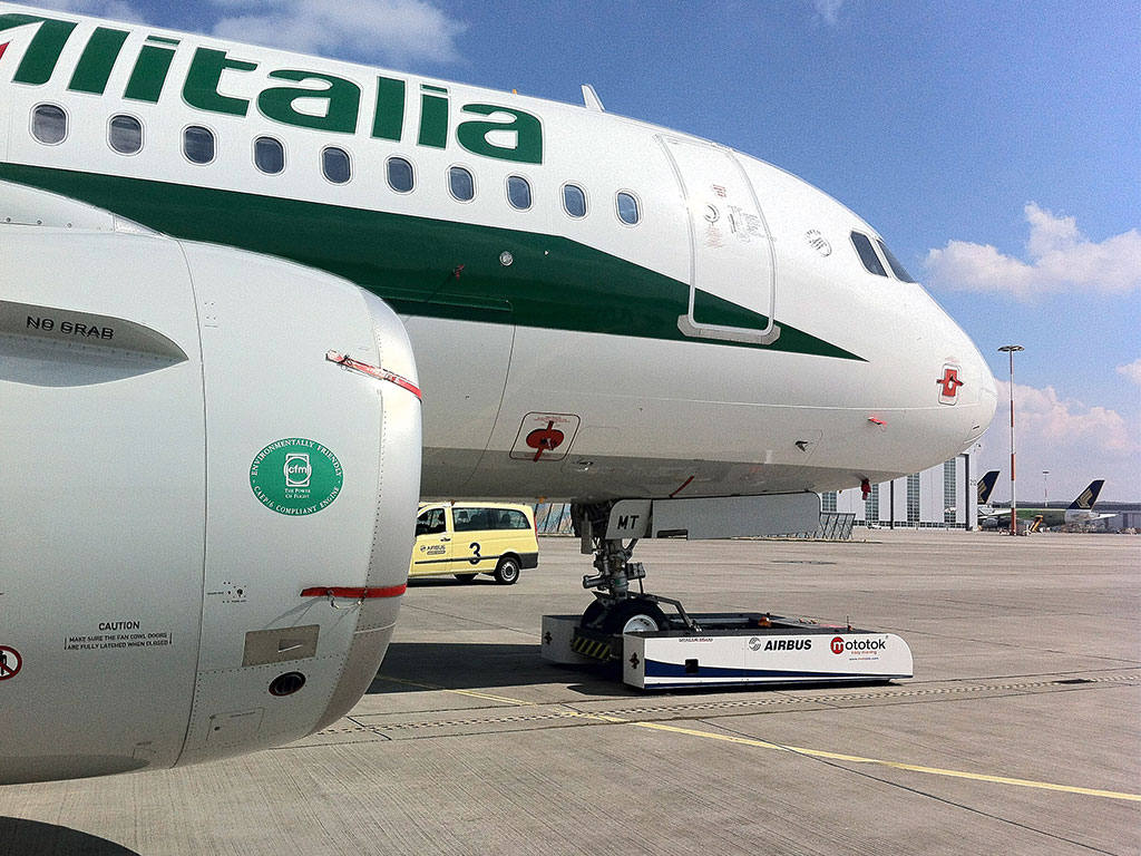 SPACER 8600 on Apron Operation with an Airbus