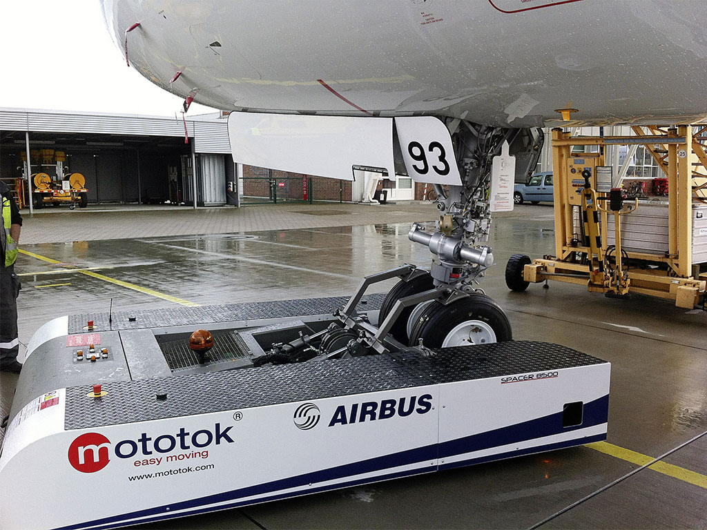 Mototok SPACER 8600 operates an Airbus A320 in the Hangar and on the Apron