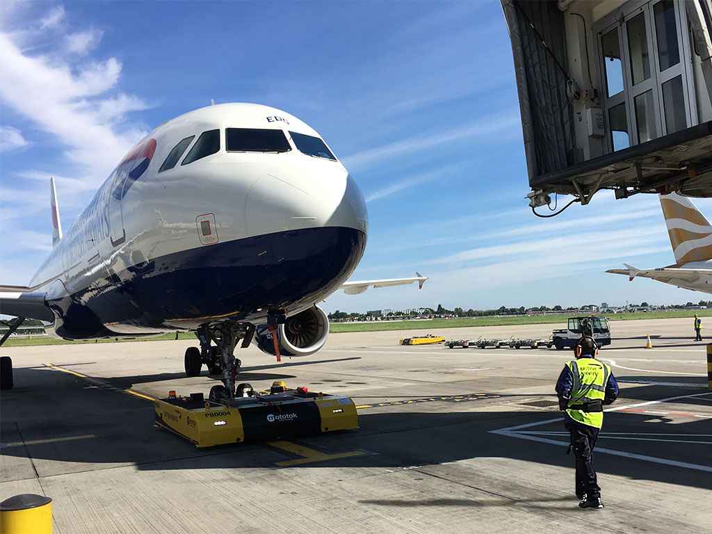 Pushback of an A320 at Heathrow Airport T5