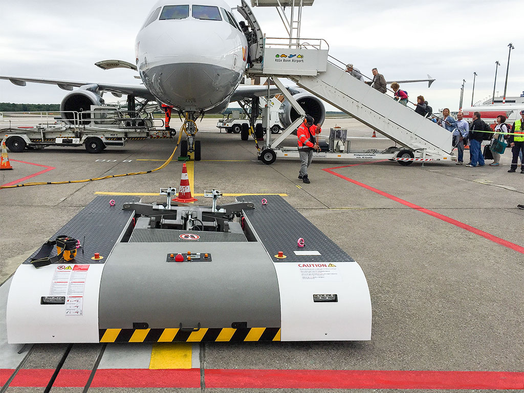 Mototok SPACER 8600 in Pushback Operations at Köln-Bonn Airport