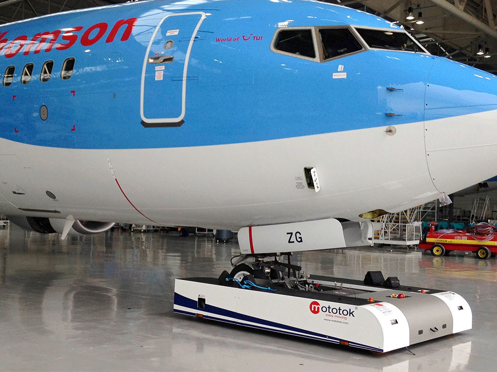 Mototok SPACER 8600 in Hangar Operations with a Boeing 737