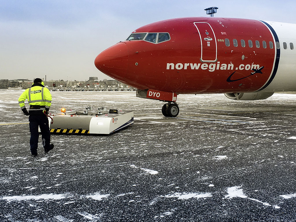 Mototok SPACER 8600: Pushback of an Boeing 737 on hibernal conditions