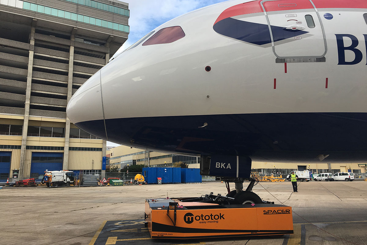 SPACER 200 tows a Boeing 787 (Dreamliner)
