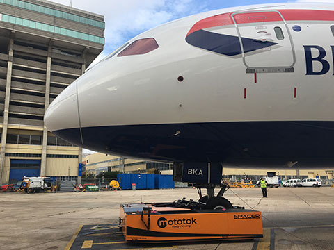 SPACER 200 tows a Boeing 787 (Dreamliner)