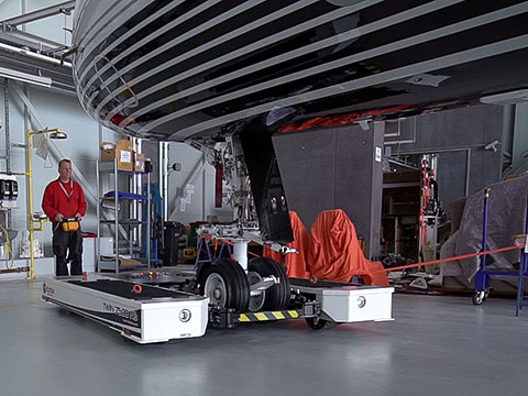 TWIN 7500 NG tows a Global 6000 right into a corner of a hangar