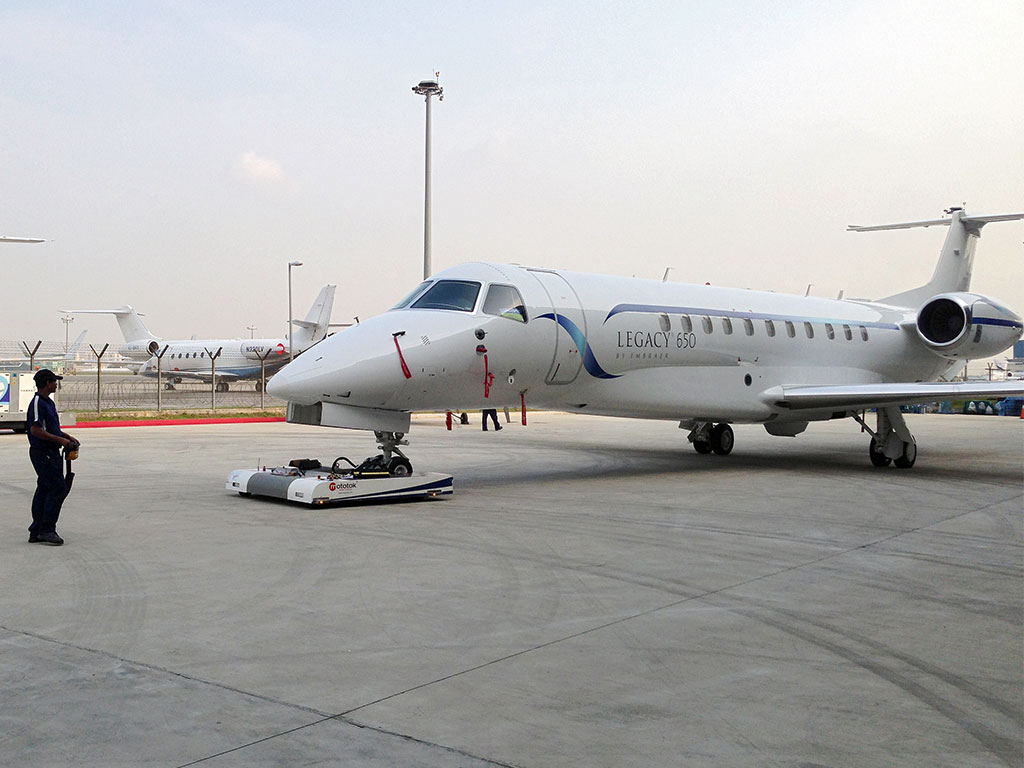 Mototok TWIN moves an Embraer Legacy