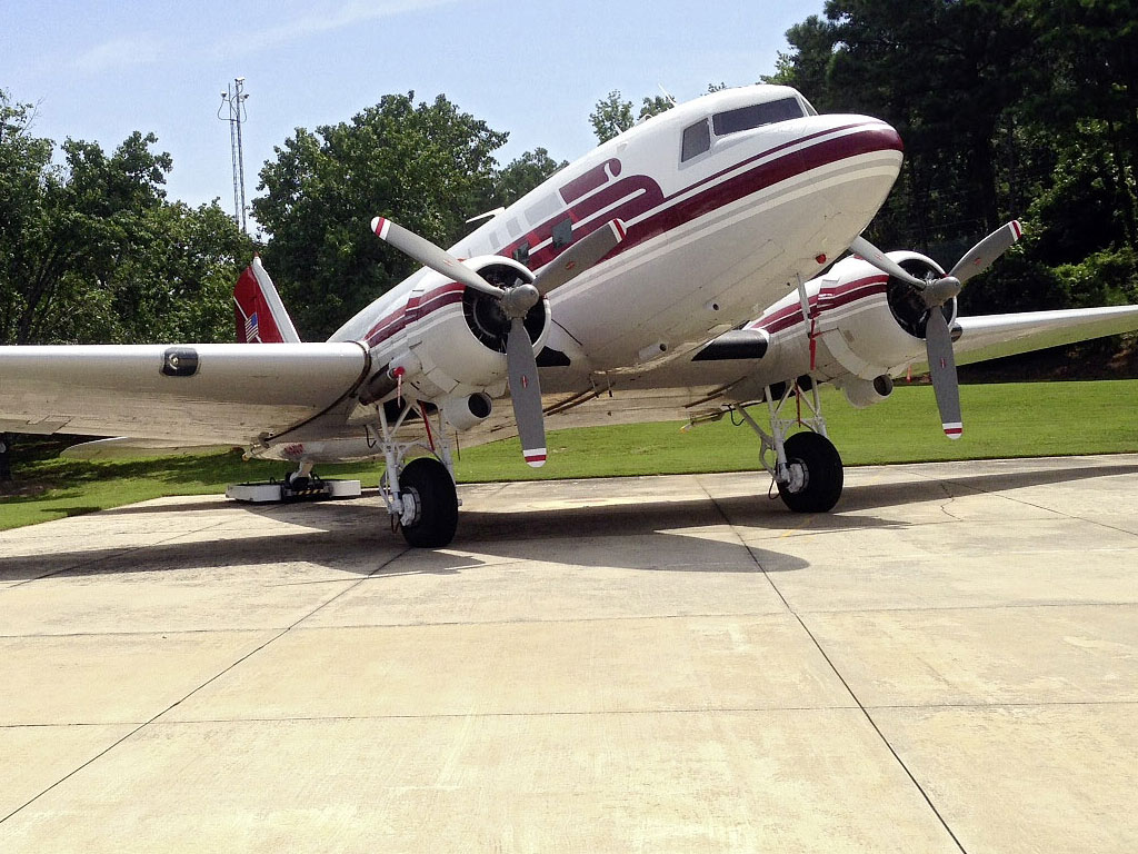 Mototok TWIN with a DC10 – TWIN tows almost all aircraft