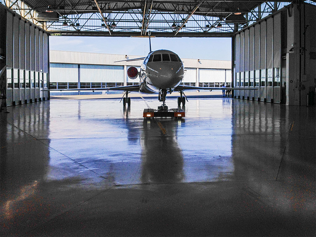 Mototok TWIN Flat tows a Dassault Falcon