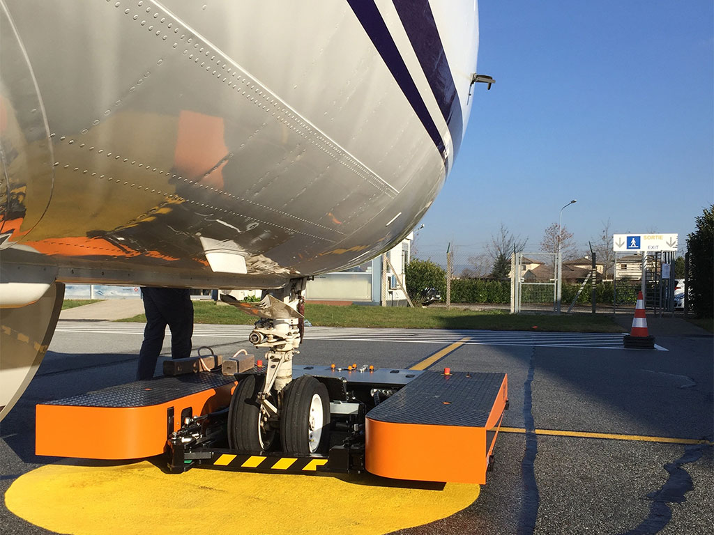 Mototok TWIN Flat with an Hawker 800