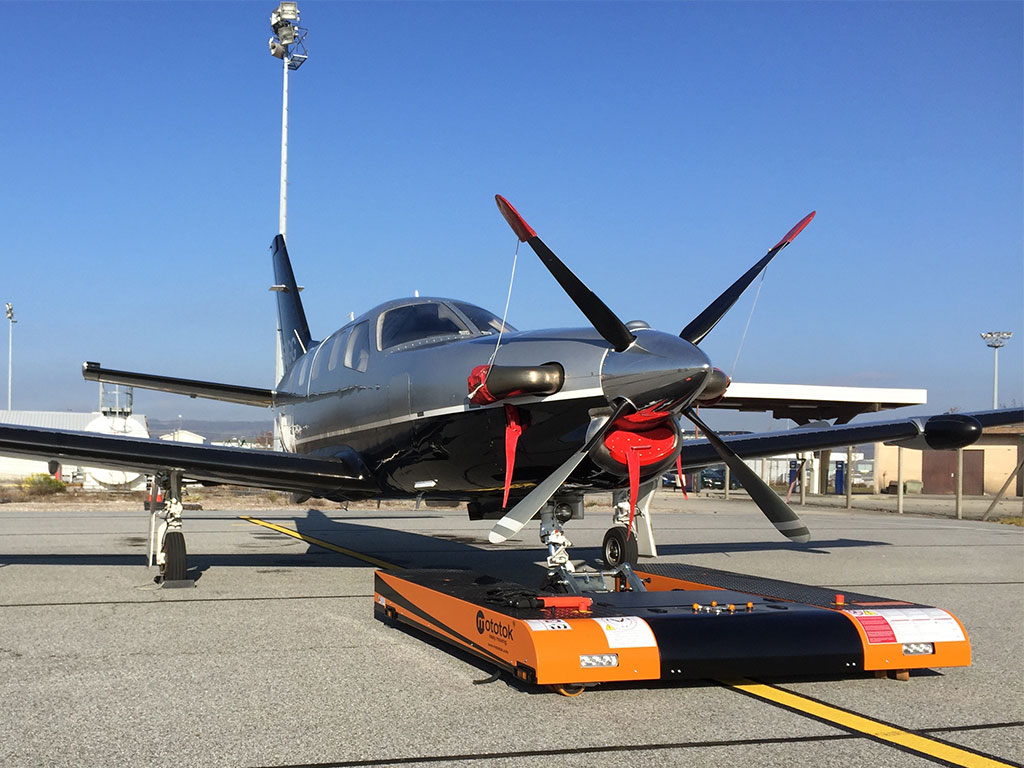 TWIN Flat tows a Socata – the propeller is not a problem at all