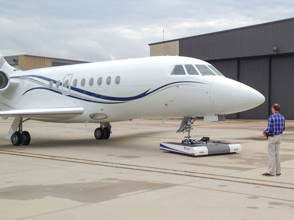 Mototok TWIN tows a Gulfstream
